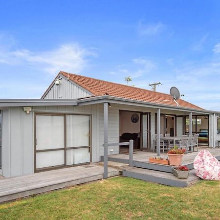 The Sunrise Bach - One Tree Point Holiday Home Экстерьер фото