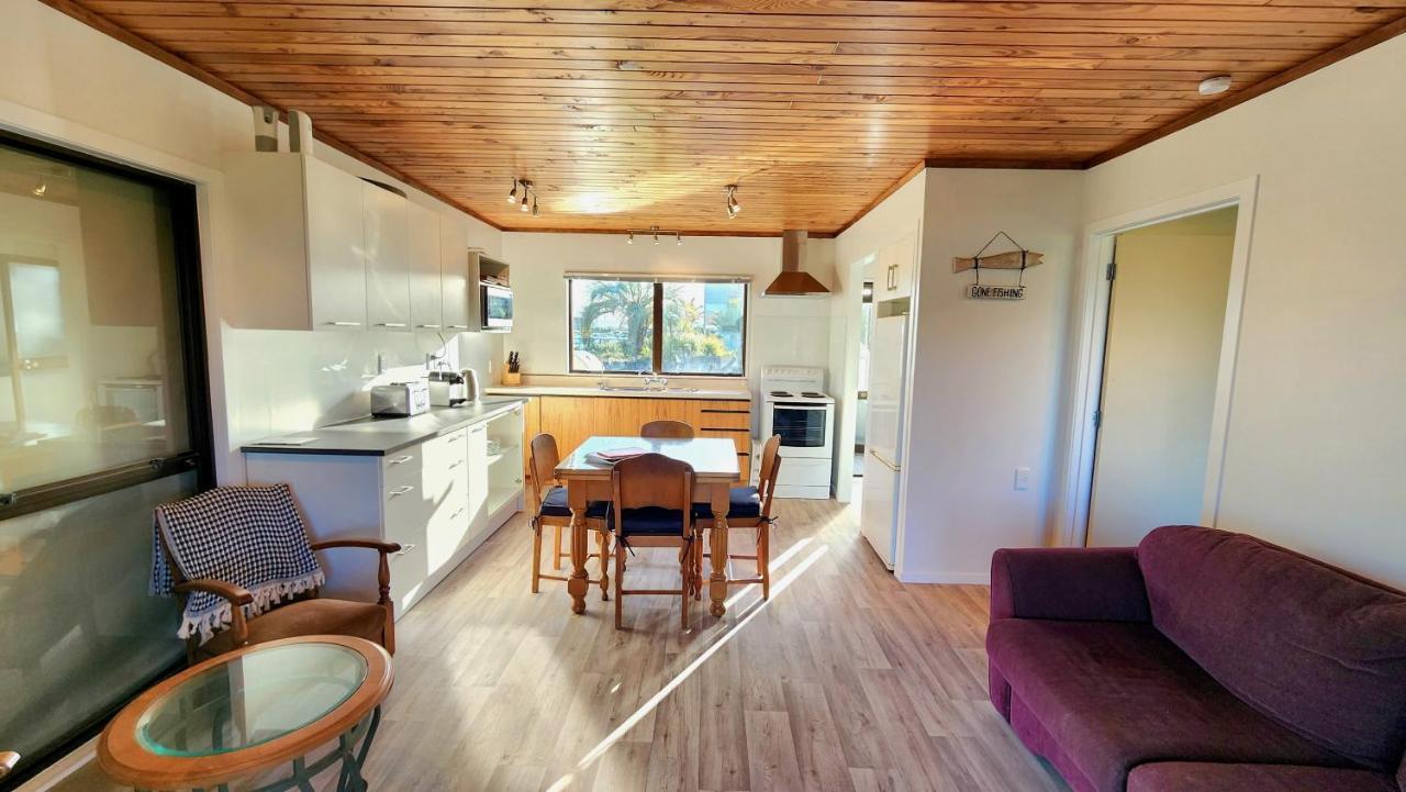 The Sunrise Bach - One Tree Point Holiday Home Экстерьер фото